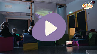 Barn som ser på en video på et projisert lerret