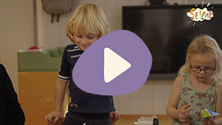 To barn som leker med en hjemmelagd spå