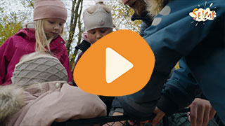 Tre barn som følger med på hva en voksen person gjør