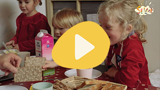 Barn som spiser lunsj og har det gøy med knekkebrød